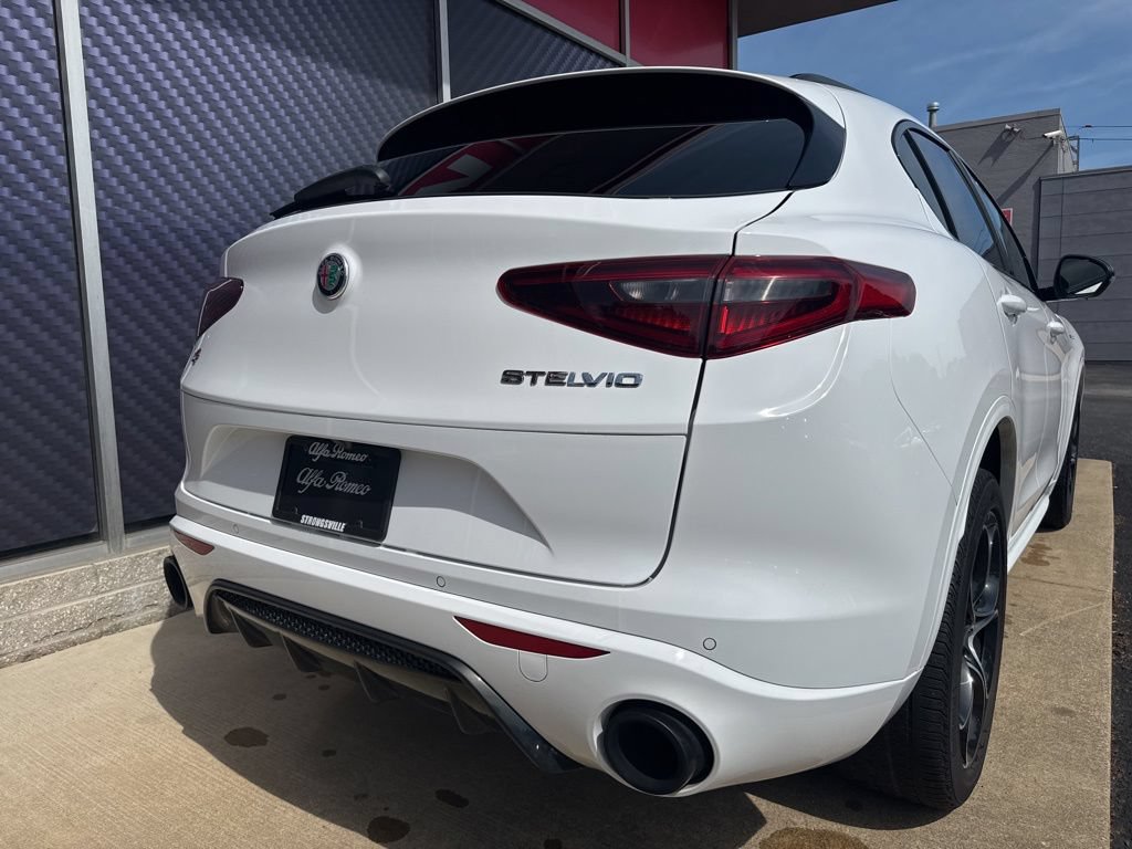 Used 2023 Alfa Romeo Stelvio Veloce AWD/4WD image 7