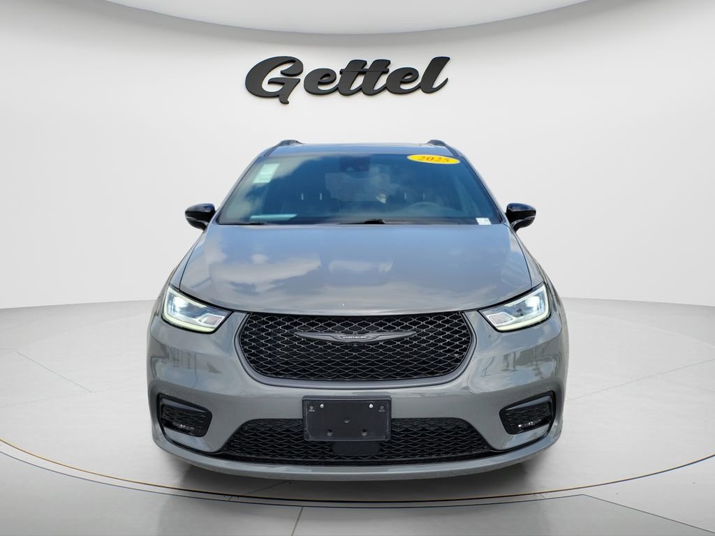 Used 2025 Chrysler Pacifica Limited image 8