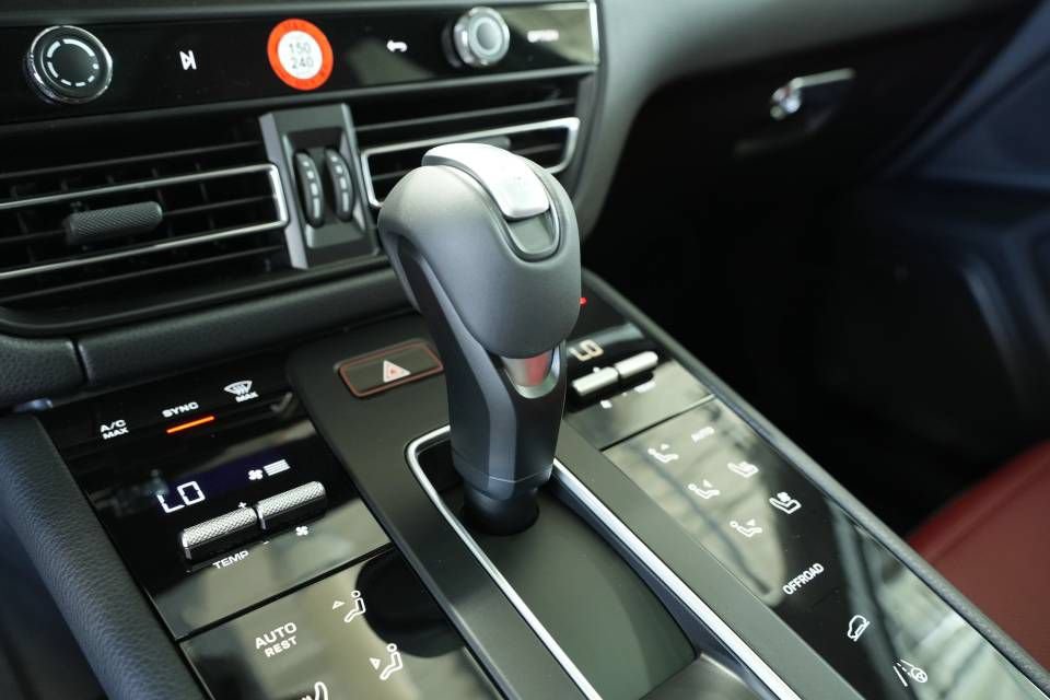 Certified 2025 Porsche Macan AWD/4WD image 24