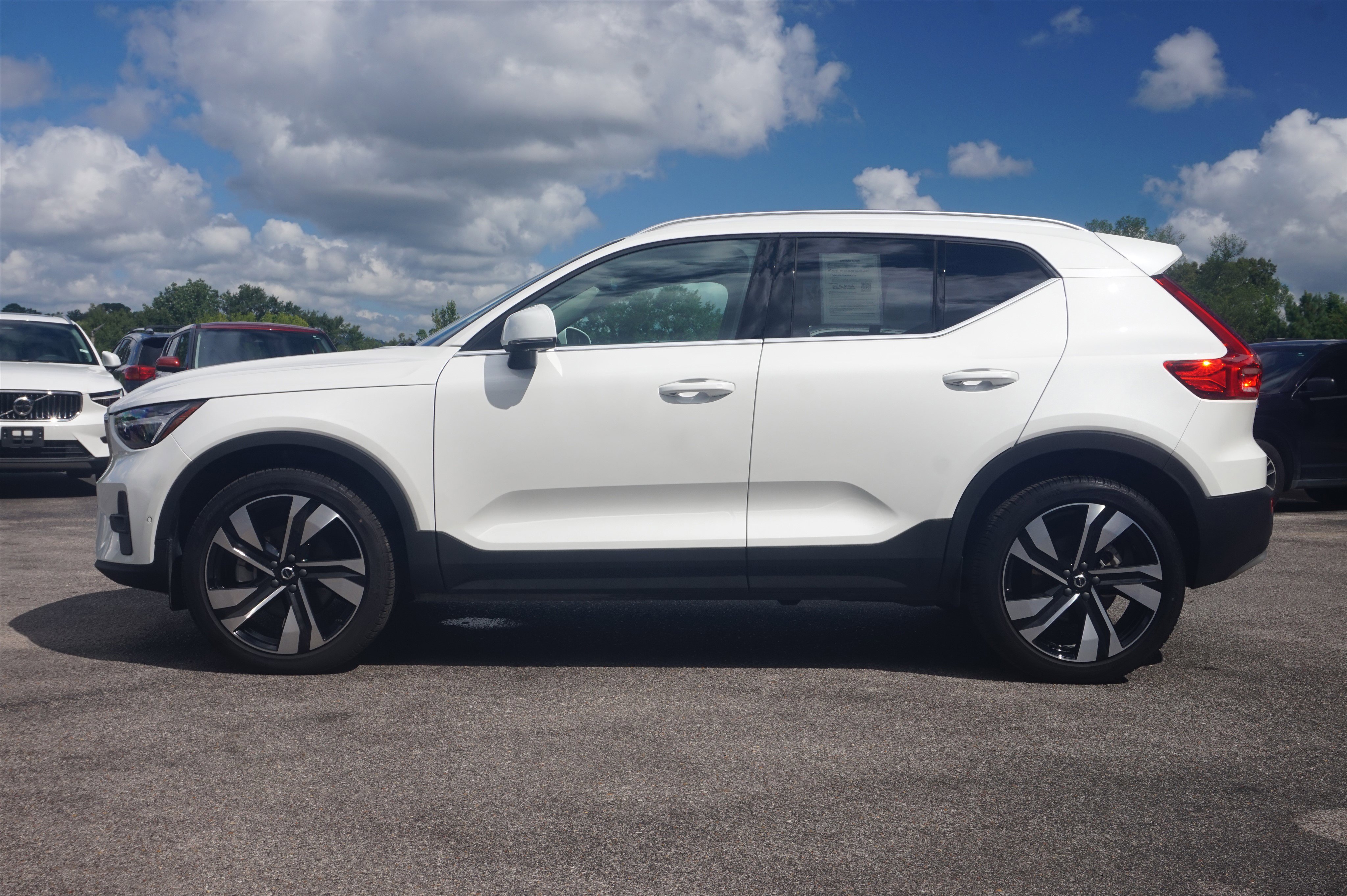 Used 2025 Volvo XC40 B5 Plus image 6