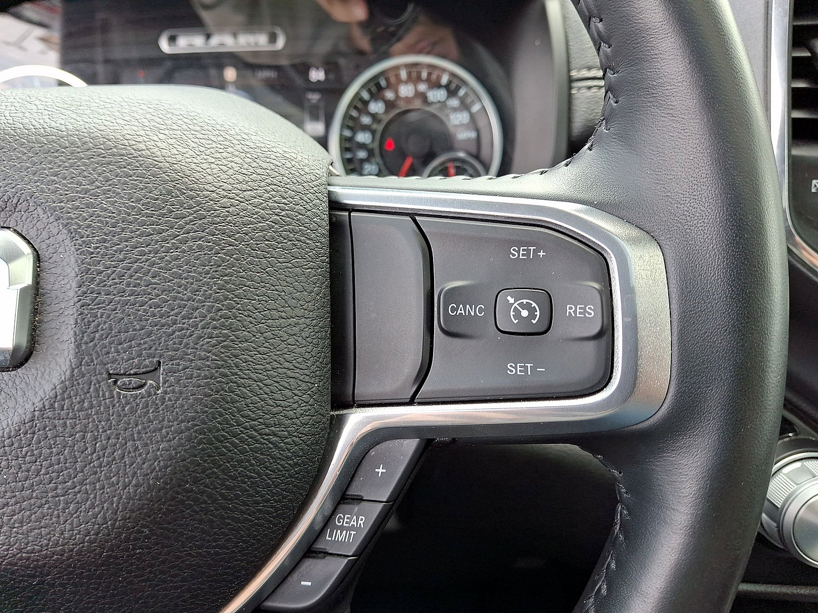 Used 2024 RAM 1500 Laramie AWD/4WD image 18
