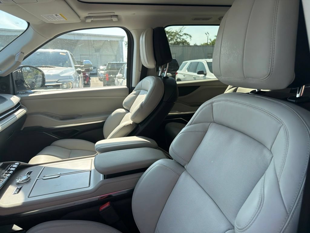 Used 2026 Lincoln Navigator Reserve AWD/4WD image 10