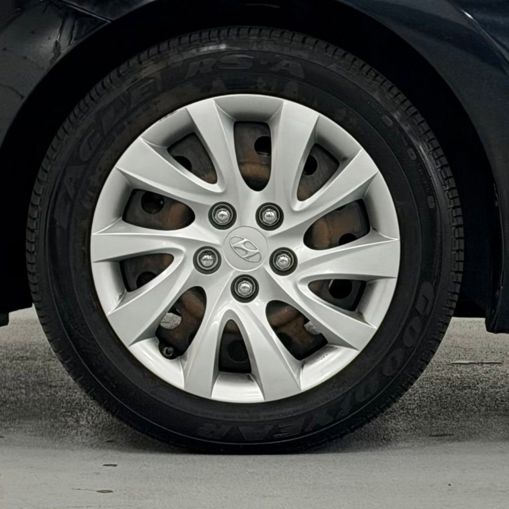 Used 2013 Hyundai Elantra GLS FWD image 4