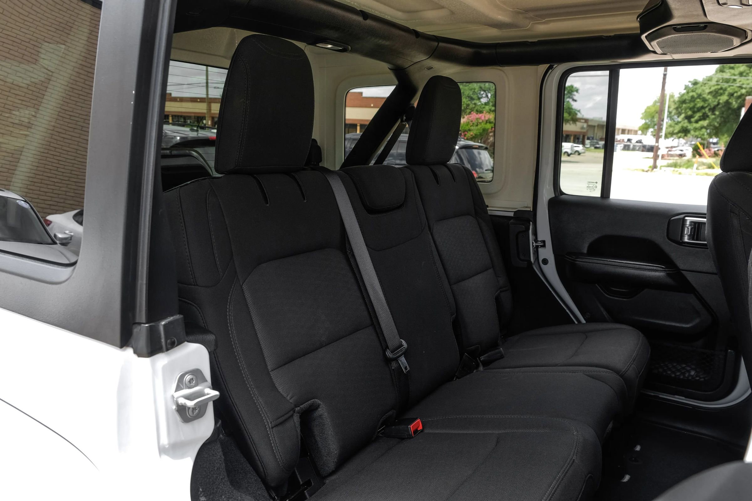 Used 2020 Jeep Wrangler Unlimited Sahara image 32