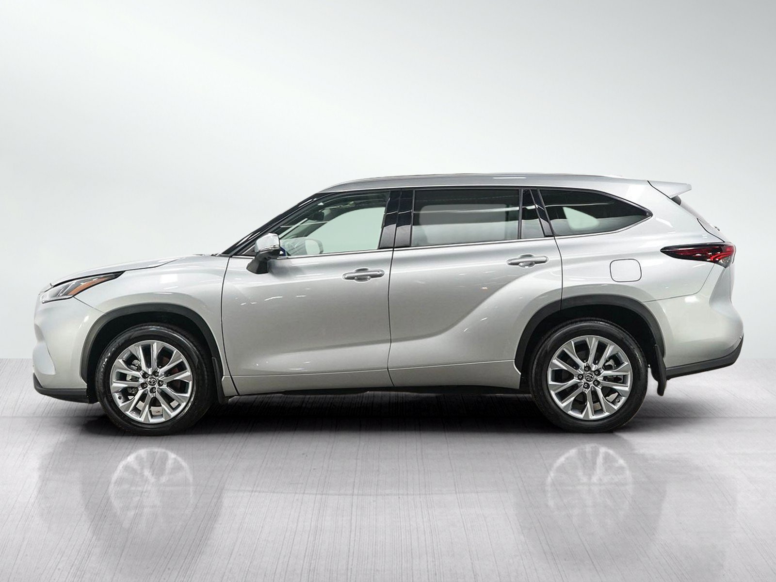 Used 2024 Toyota Highlander Limited AWD/4WD image 2
