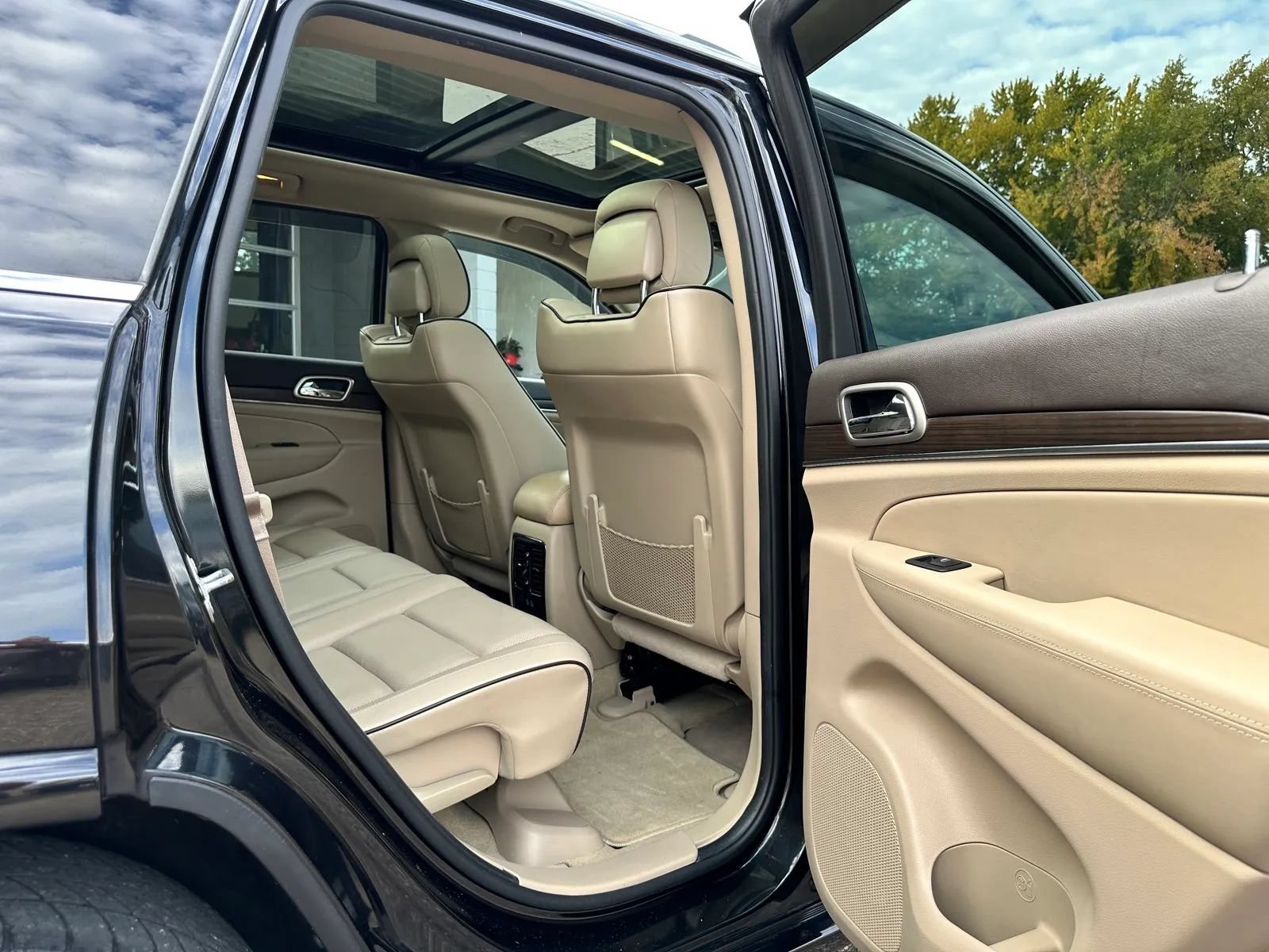 Used 2015 Jeep Grand Cherokee Overland AWD/4WD image 18
