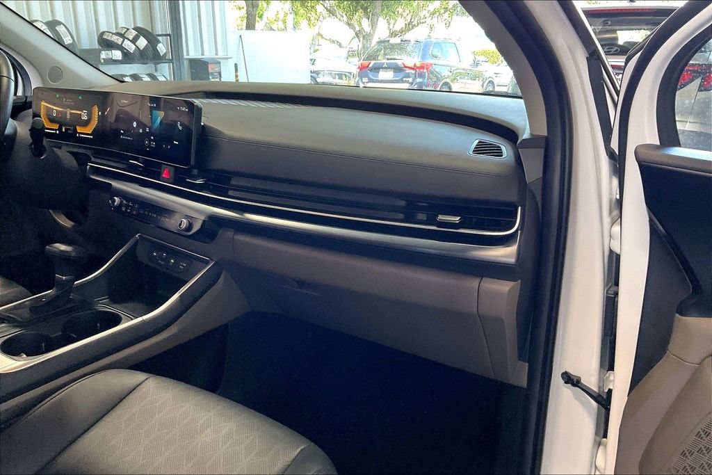 Used 2026 Kia Carnival FWD image 24