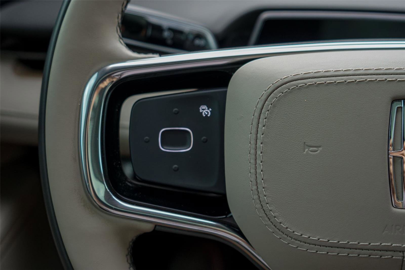 Used 2025 Lincoln Nautilus Reserve image 16