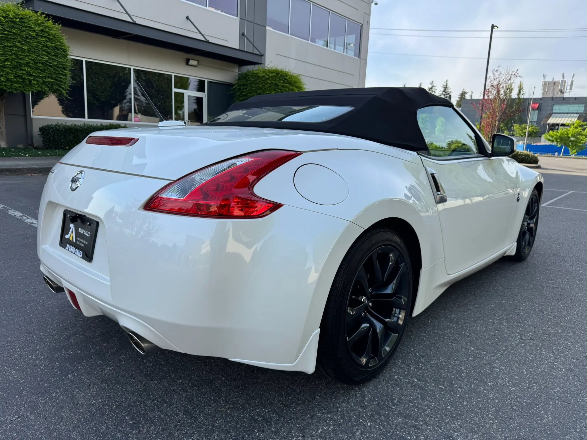 Used 2015 Nissan 370Z Roadster RWD image 10