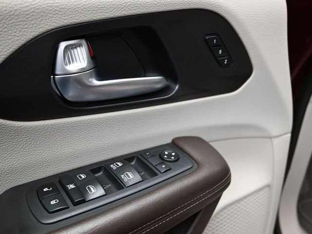 Used 2020 Chrysler Pacifica Touring-L w/ Tire & Wheel Group image 18