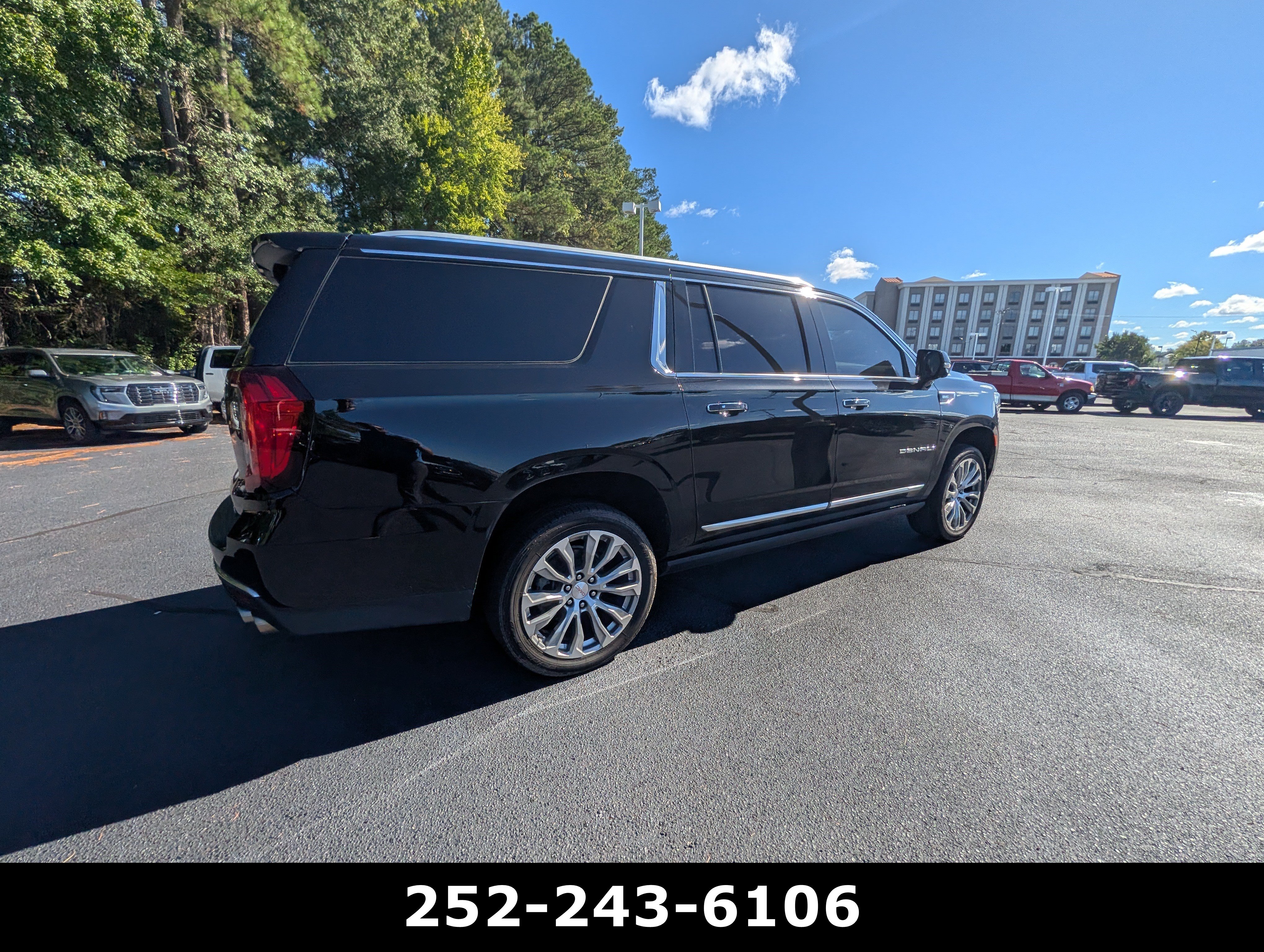 Used 2023 GMC Yukon XL Denali AWD/4WD image 4