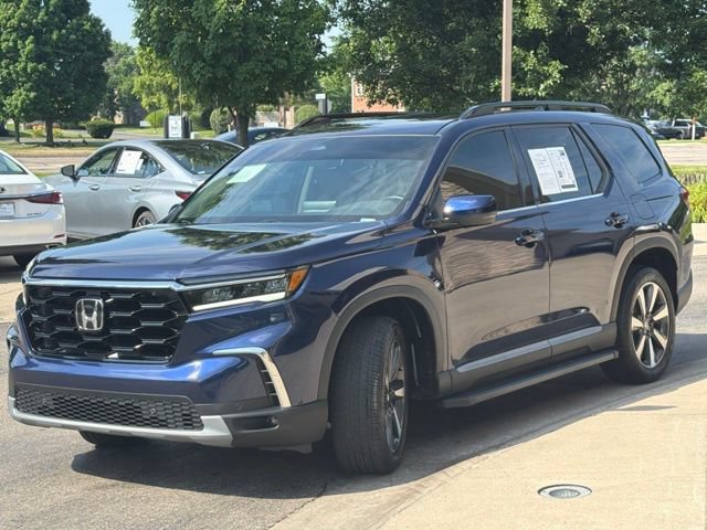 Used 2025 Honda Pilot Touring image 3