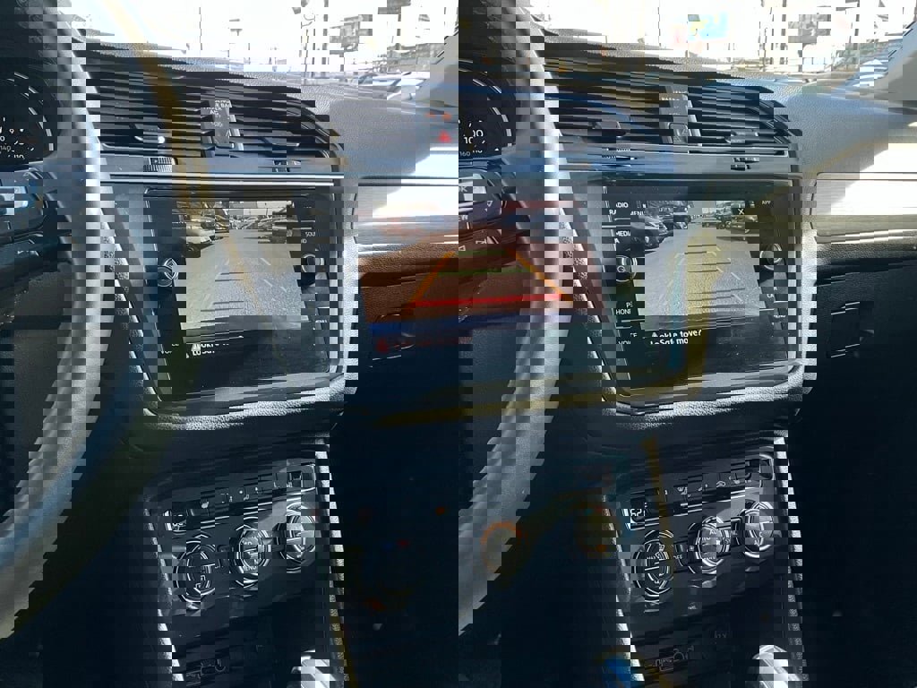 Used 2020 Volkswagen Tiguan SE w/ Panoramic Sunroof Package image 17