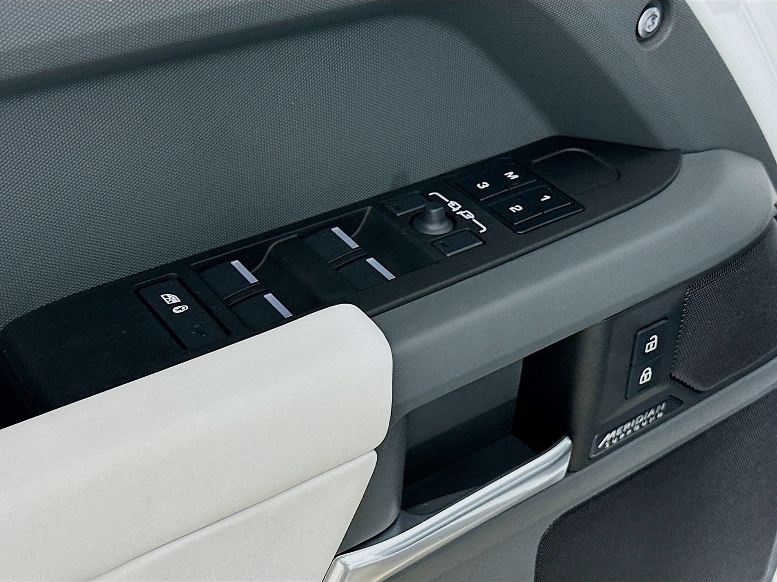 New 2026 Land Rover Defender 130 X-Dynamic SE AWD/4WD image 18