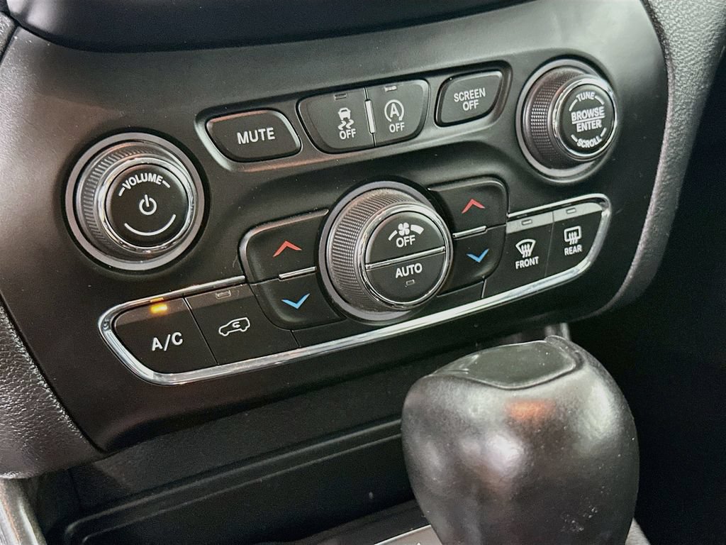 Used 2019 Jeep Cherokee Trailhawk w/ Cold Weather Group AWD/4WD image 21