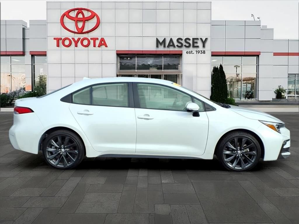 Used 2024 Toyota Corolla SE image 2