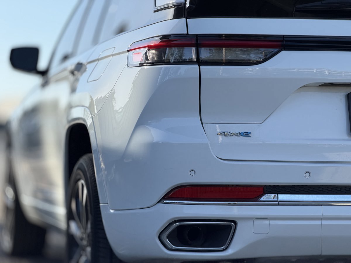 Used 2023 Jeep Grand Cherokee Overland w/ Advanced Protech Group III image 9