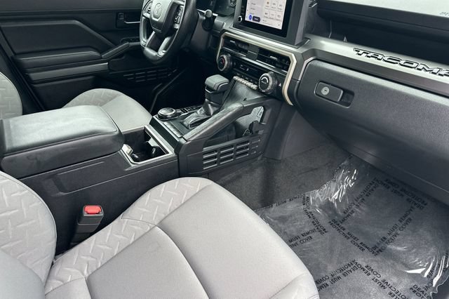 Used 2025 Toyota Tacoma SR5 AWD/4WD image 17