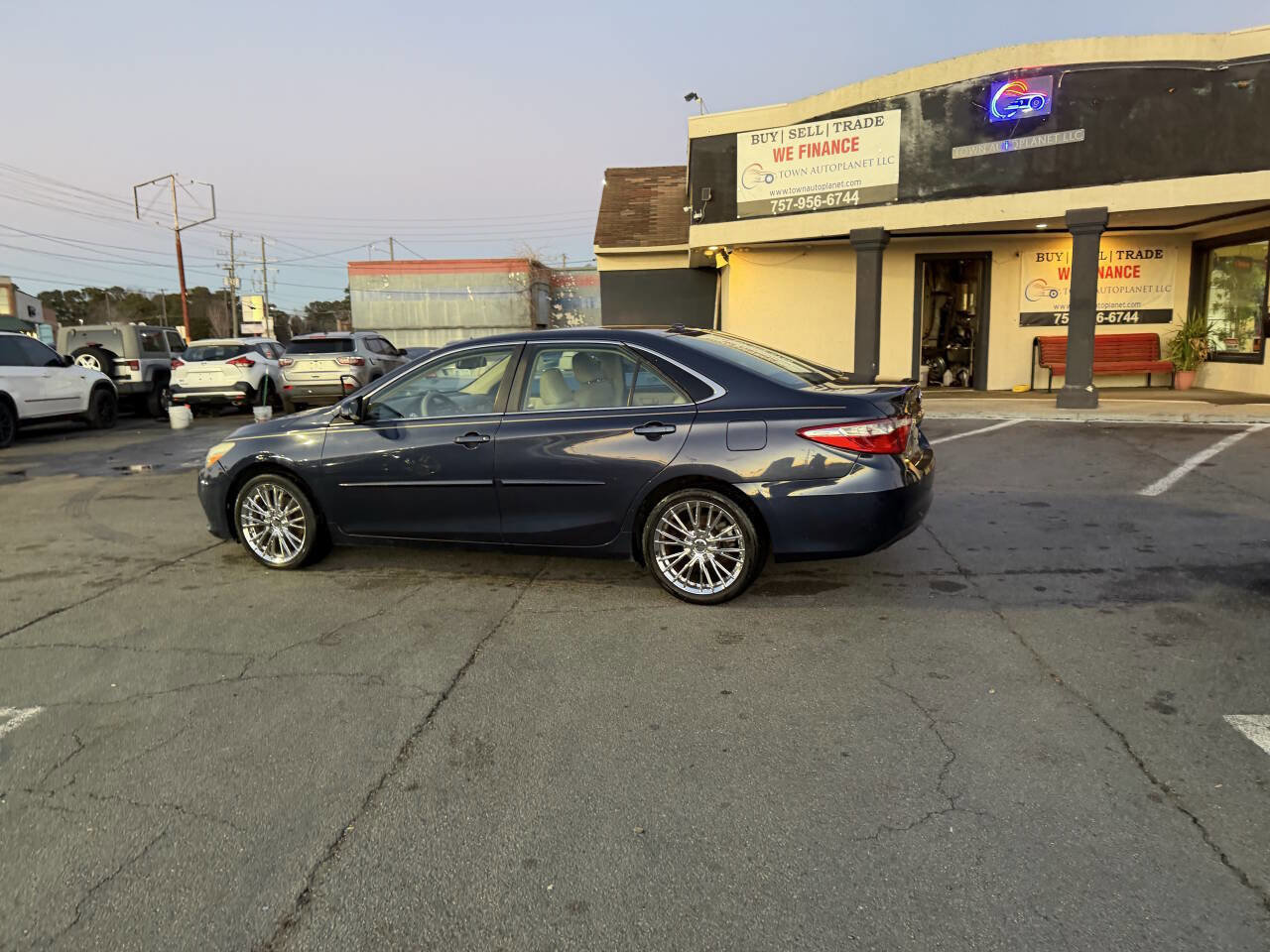 Used 2016 Toyota Camry XLE w/ Moonroof Package image 12