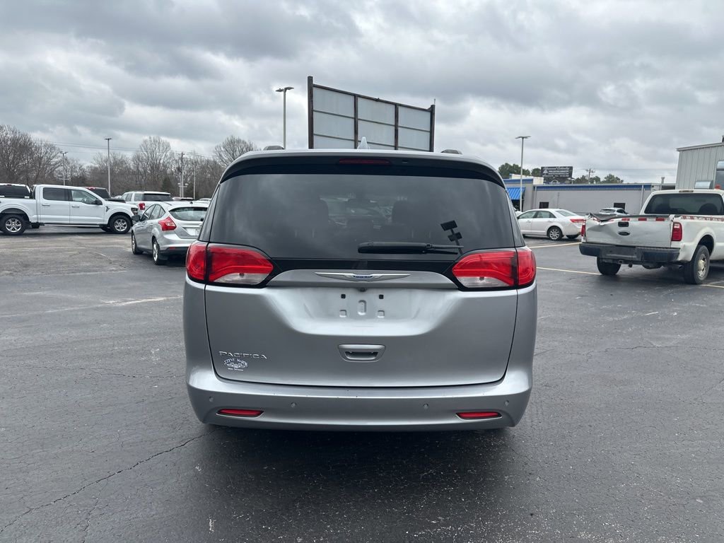 Used 2018 Chrysler Pacifica Touring w/ Tire & Wheel Group image 4