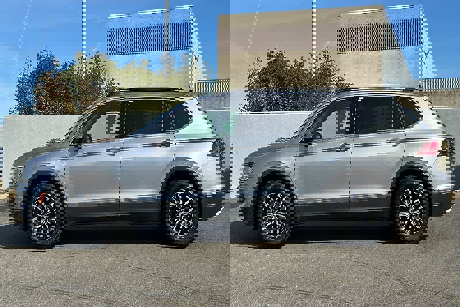 Used 2021 Volkswagen Tiguan SE w/ Panoramic Sunroof Package image 9