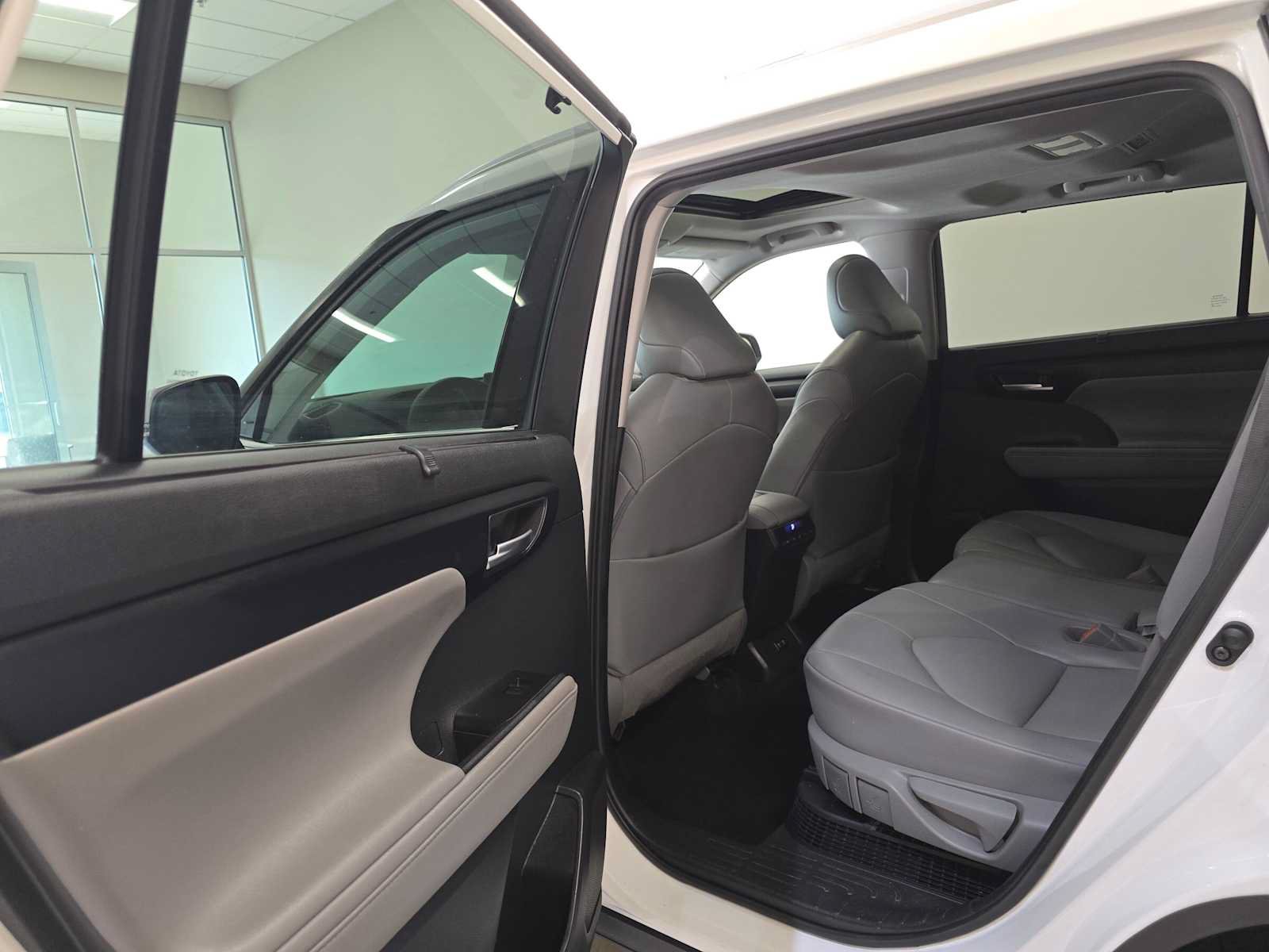 Certified 2020 Toyota Highlander XLE AWD/4WD image 23