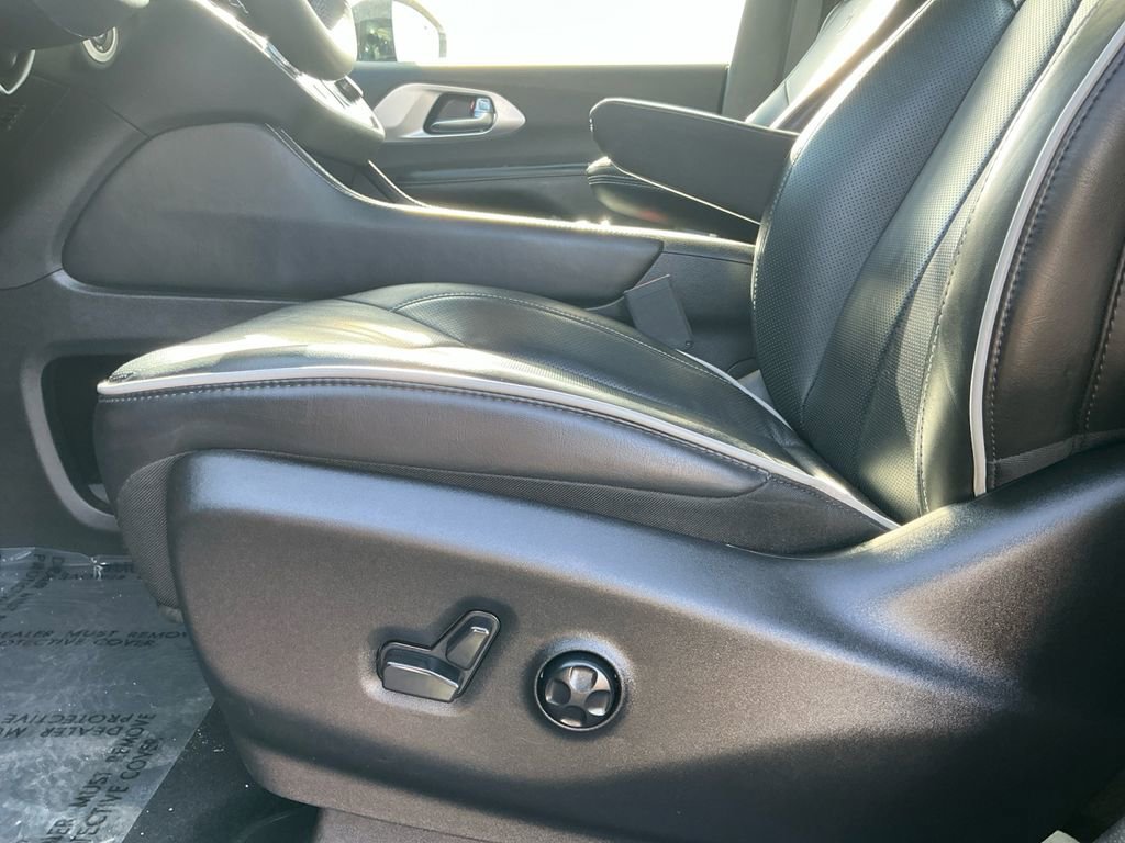 Used 2025 Chrysler Pacifica Limited image 27