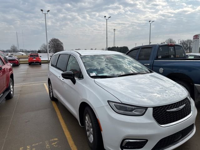 Used 2024 Chrysler Pacifica Touring-L image 4