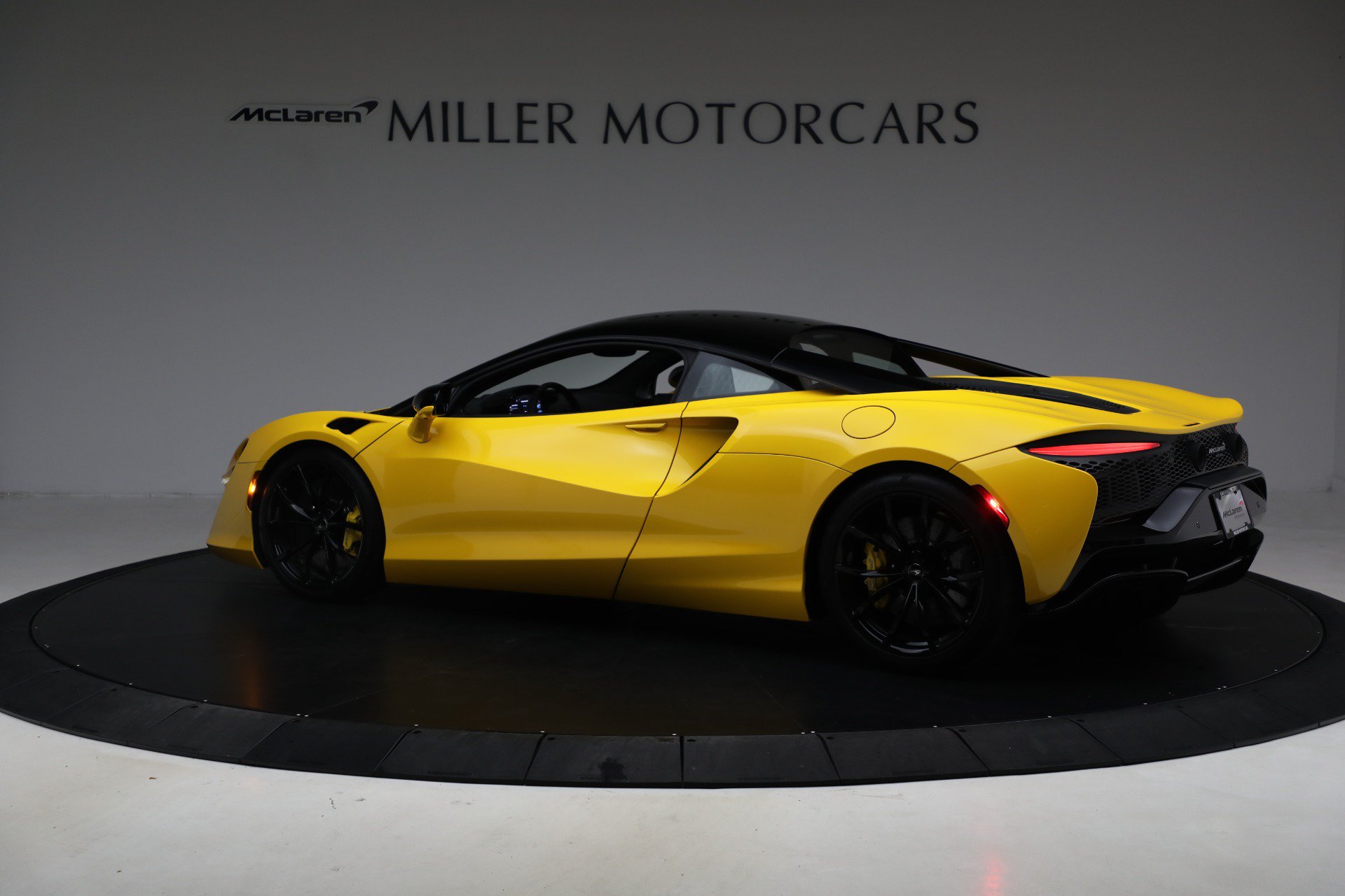 Used 2024 McLaren Artura RWD image 4