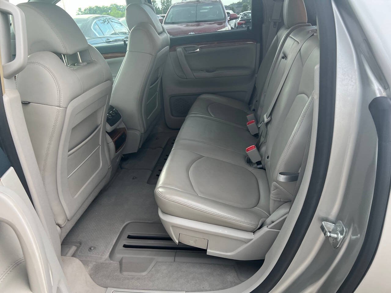 Used 2008 Saturn Outlook XR w/ Premium Trim Package FWD image 2