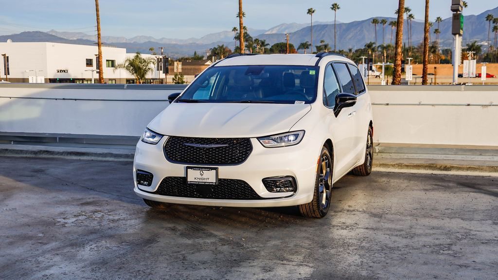 New 2026 Chrysler Pacifica Select w/ S Appearance Package image 4