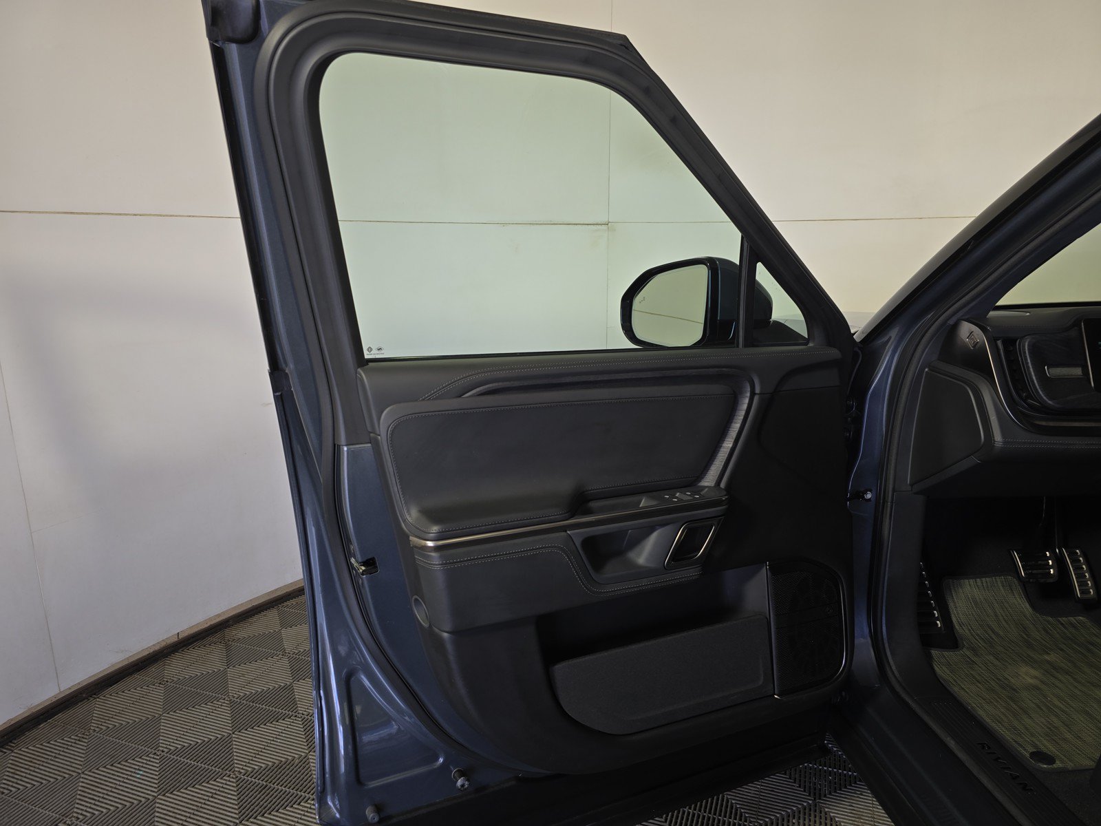 Used 2023 Rivian R1T Adventure AWD/4WD image 16
