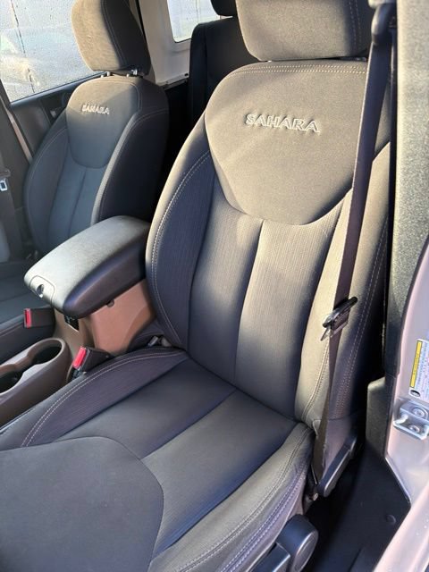 Used 2017 Jeep Wrangler Unlimited Sahara w/ Connectivity Group AWD/4WD image 11