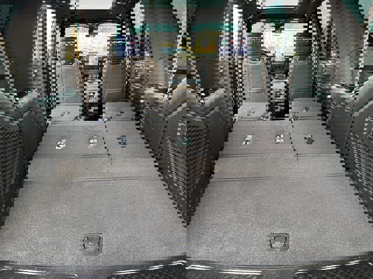 Used 2024 GMC Yukon SLT w/ SLT Luxury Package image 45