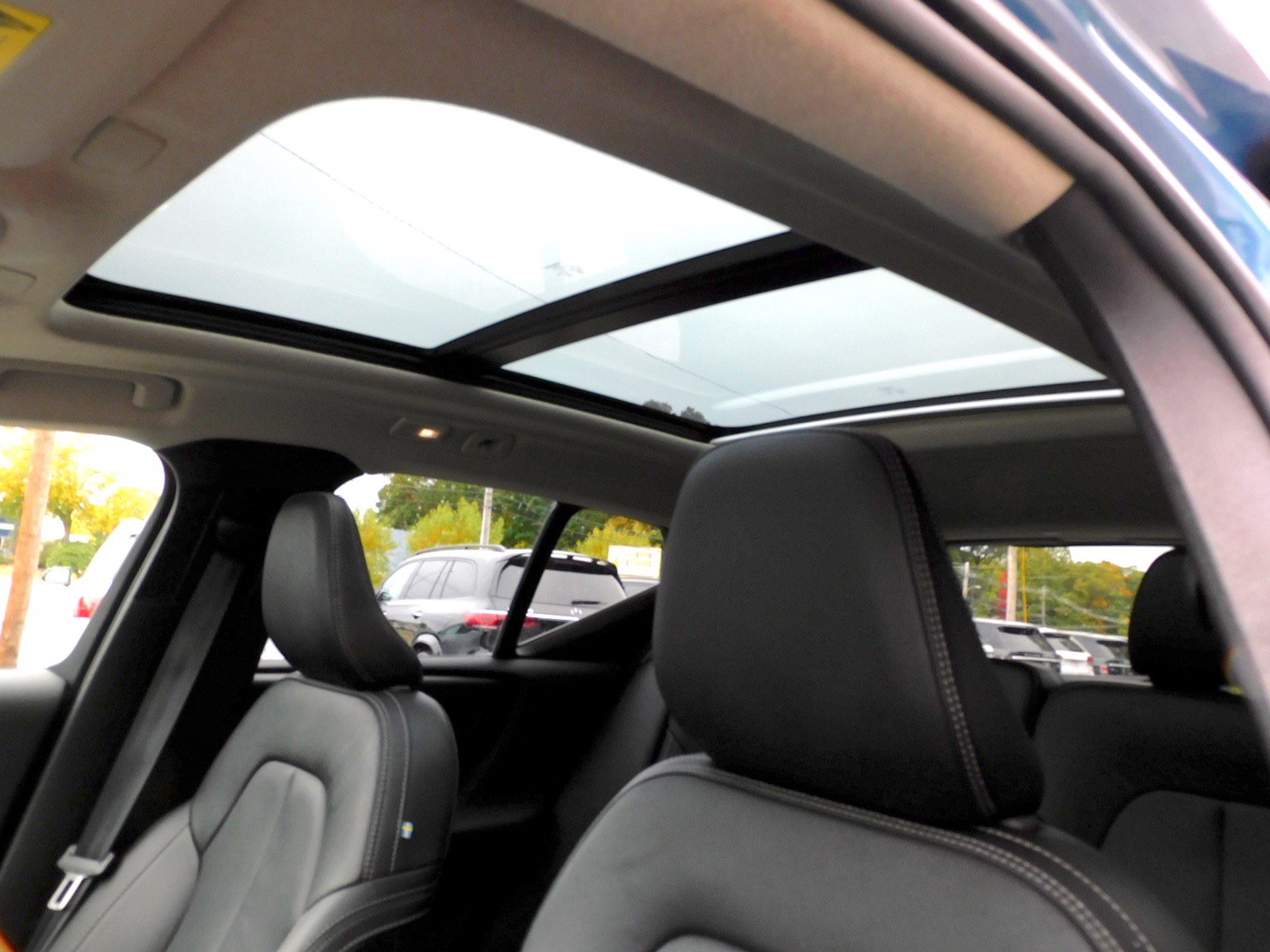 Used 2024 Volvo XC40 B5 Plus AWD/4WD image 21