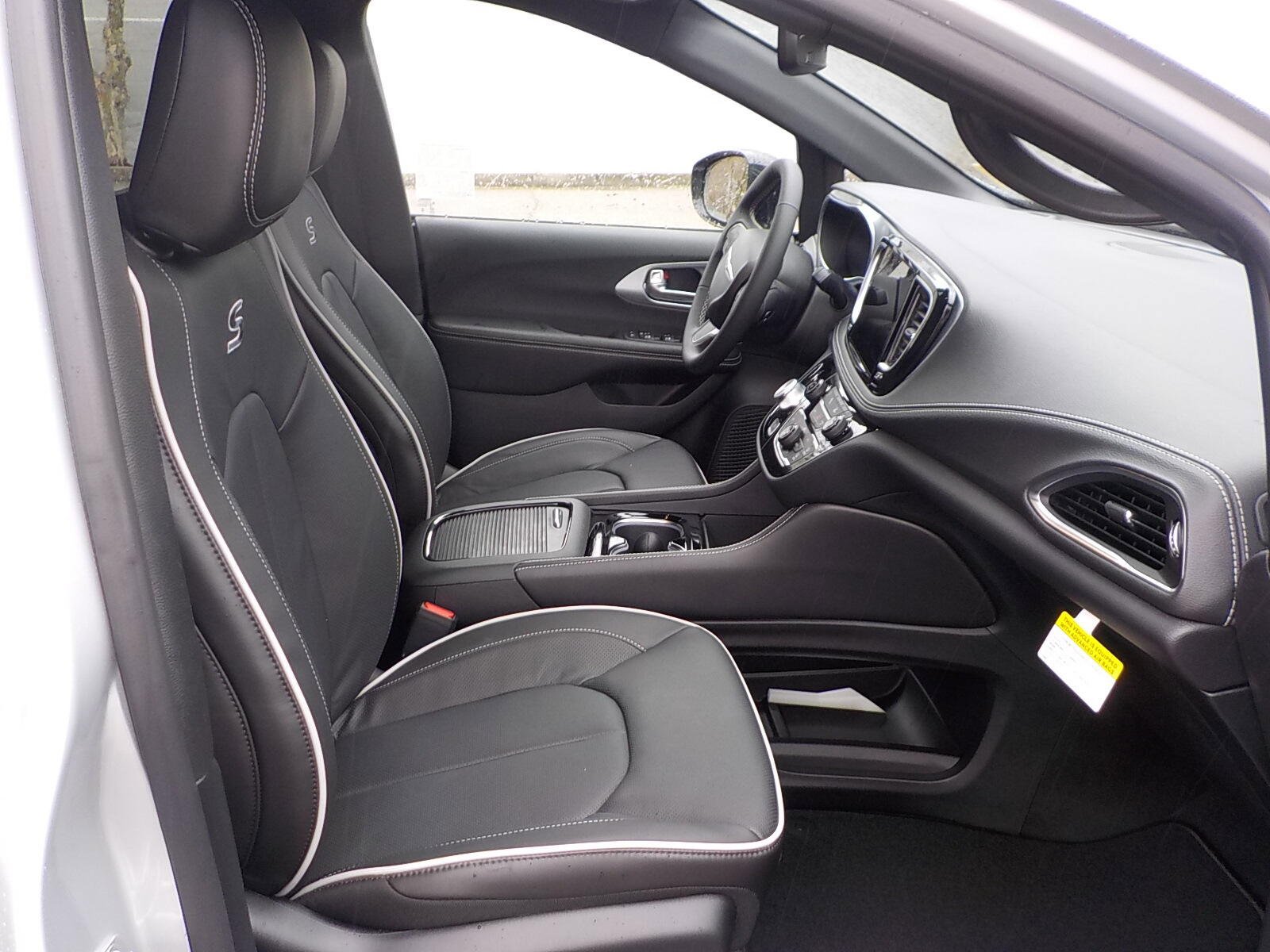 New 2026 Chrysler Pacifica Limited w/ S Appearance Package image 5