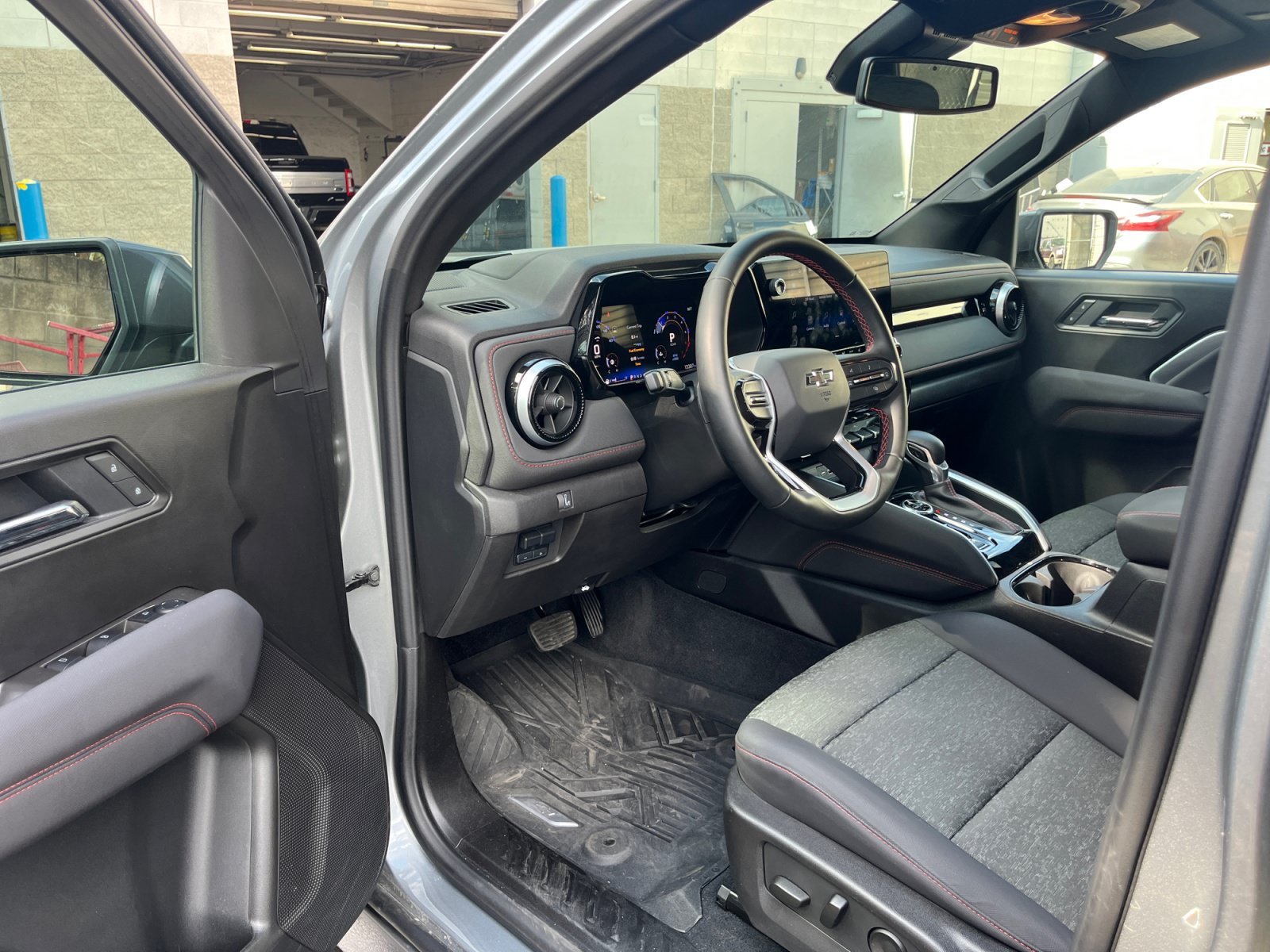 Used 2025 Chevrolet Colorado Z71 w/ Technology Package AWD/4WD image 10