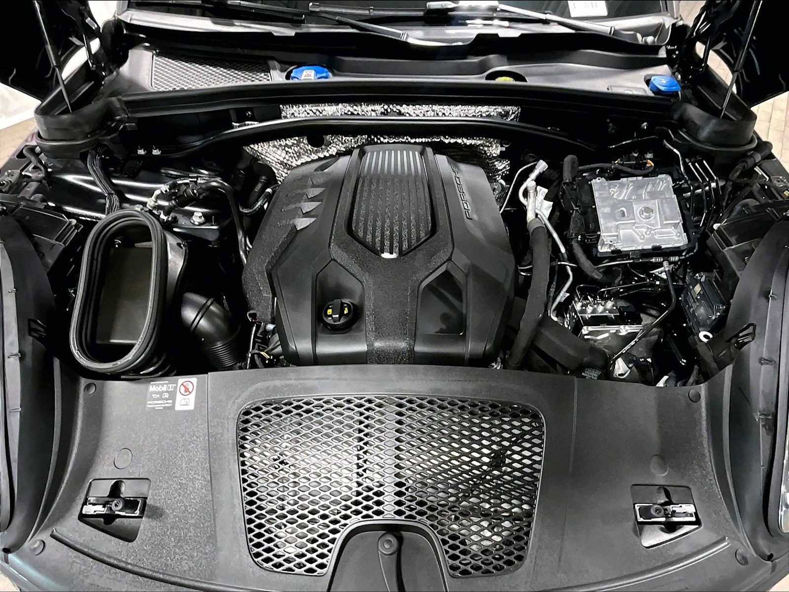 Used 2025 Porsche Macan image 37