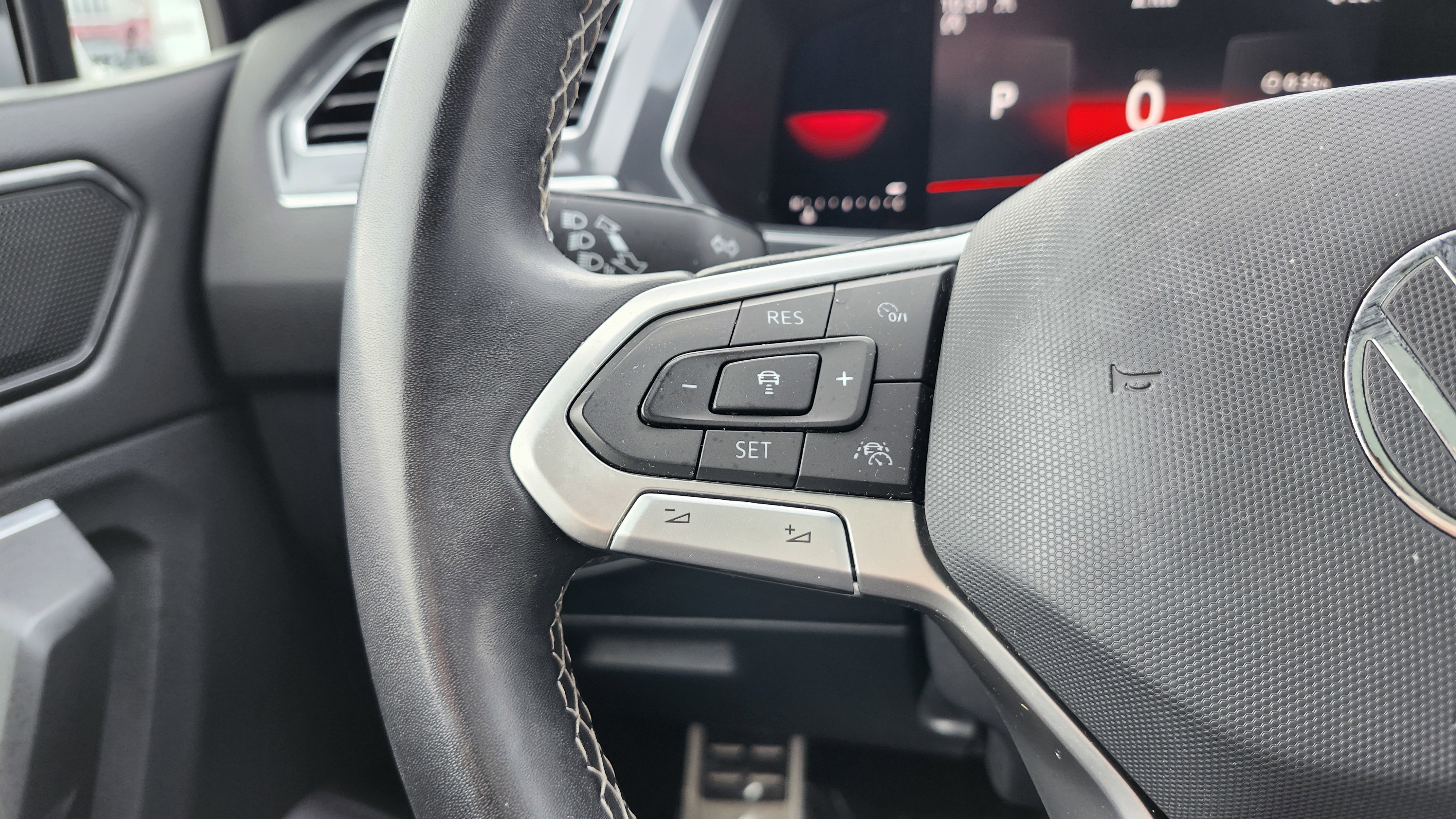 Used 2023 Volkswagen Tiguan SE R-Line image 35