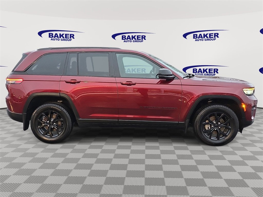 Used 2024 Jeep Grand Cherokee Altitude image 2