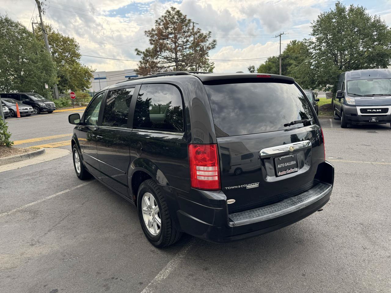 Used 2008 Chrysler Town & Country Touring FWD image 6