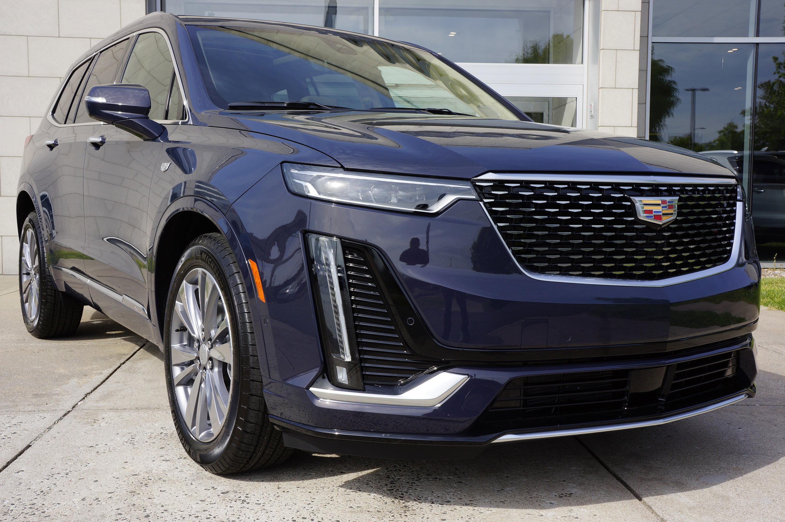 Used 2025 Cadillac XT6 Premium Luxury image 2