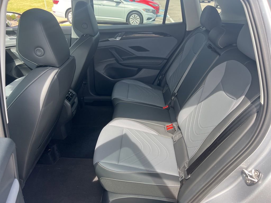 Used 2025 Volkswagen Tiguan SE AWD/4WD image 24