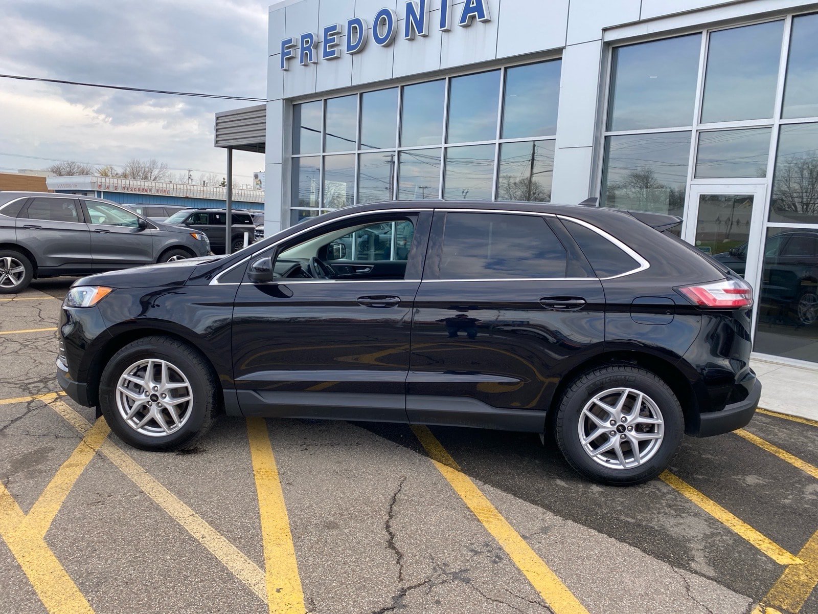 Used 2024 Ford Edge SEL w/ Convenience Package AWD/4WD image 3