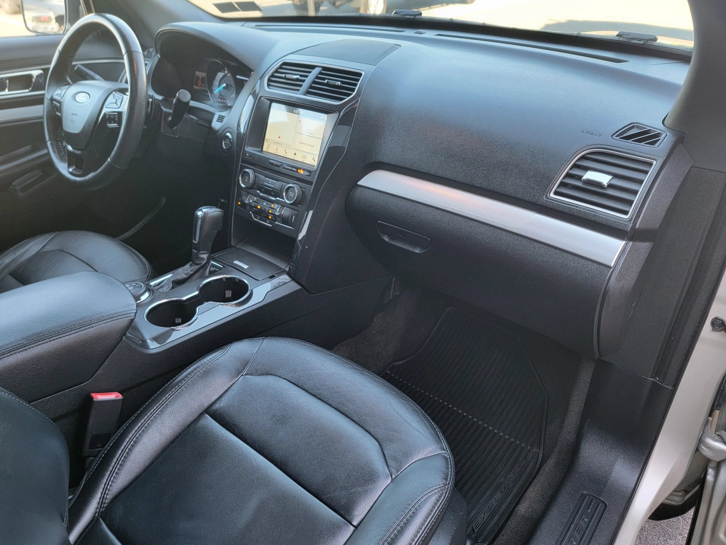 Used 2017 Ford Explorer XLT w/ Equipment Group 202A AWD/4WD image 20