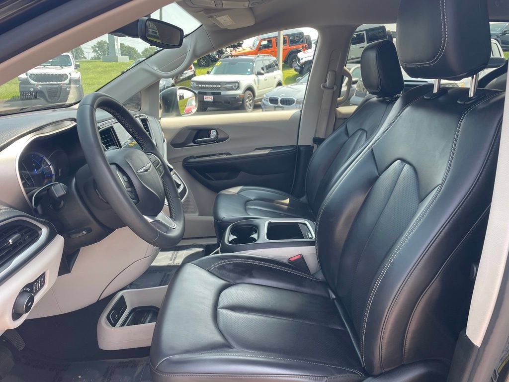 Used 2023 Chrysler Pacifica Touring-L FWD image 2