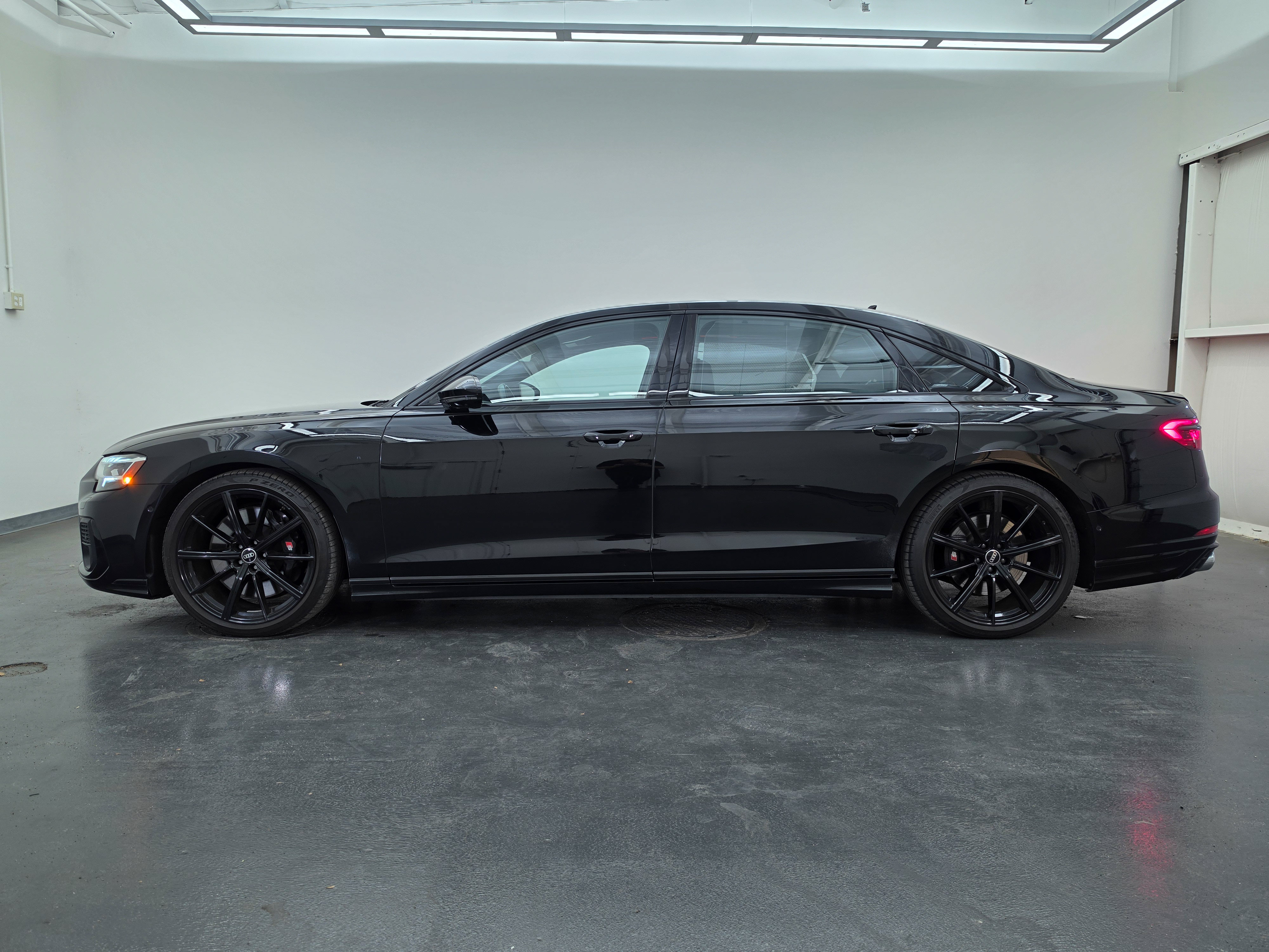 Used 2022 Audi S8 w/ S8 Comfort Plus Package AWD/4WD image 6