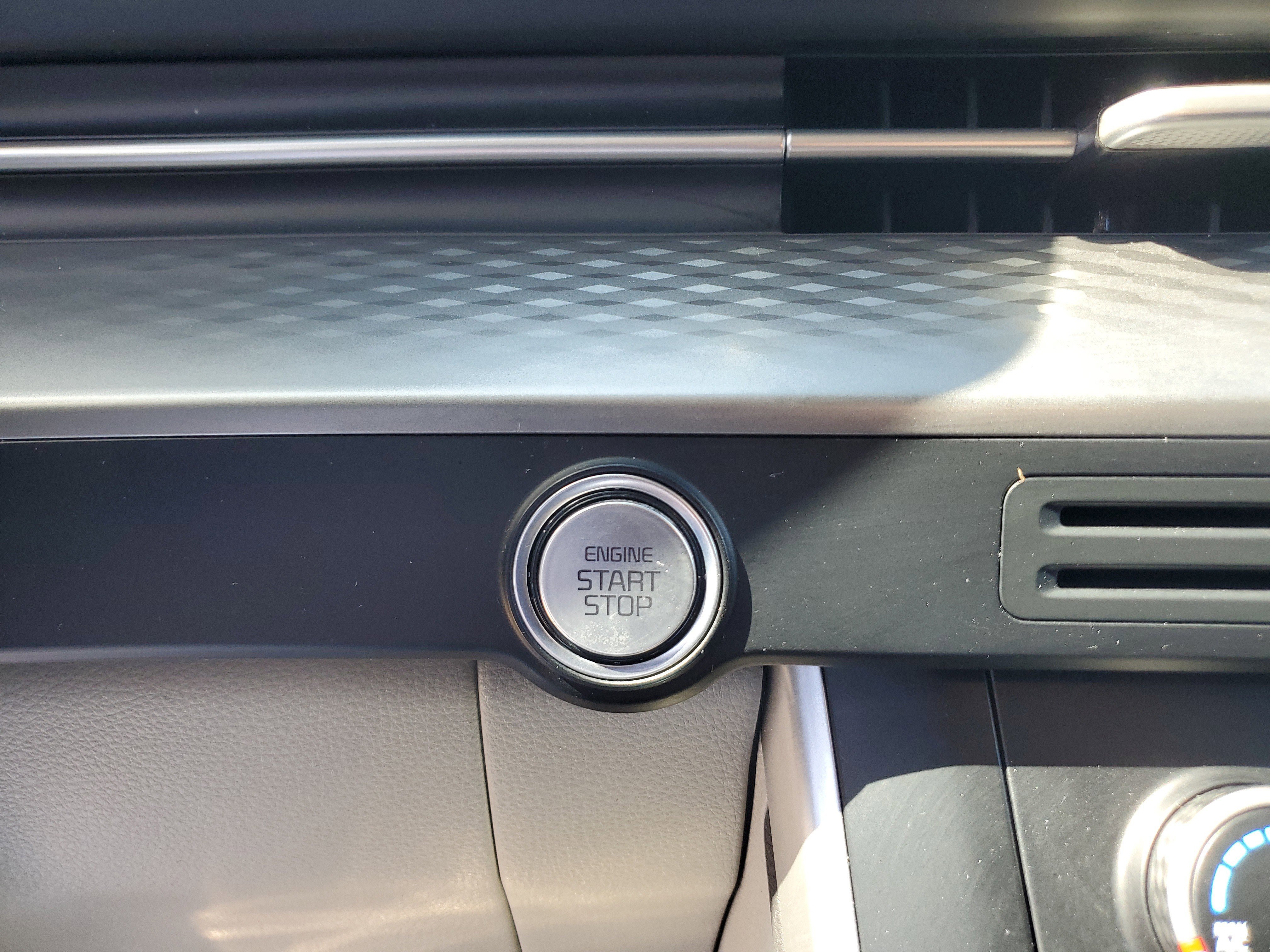 Used 2023 Kia Carnival LX image 24