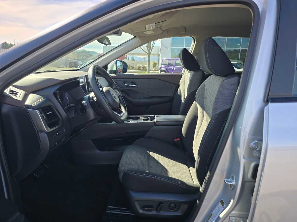 Used 2023 Nissan Rogue SV image 9
