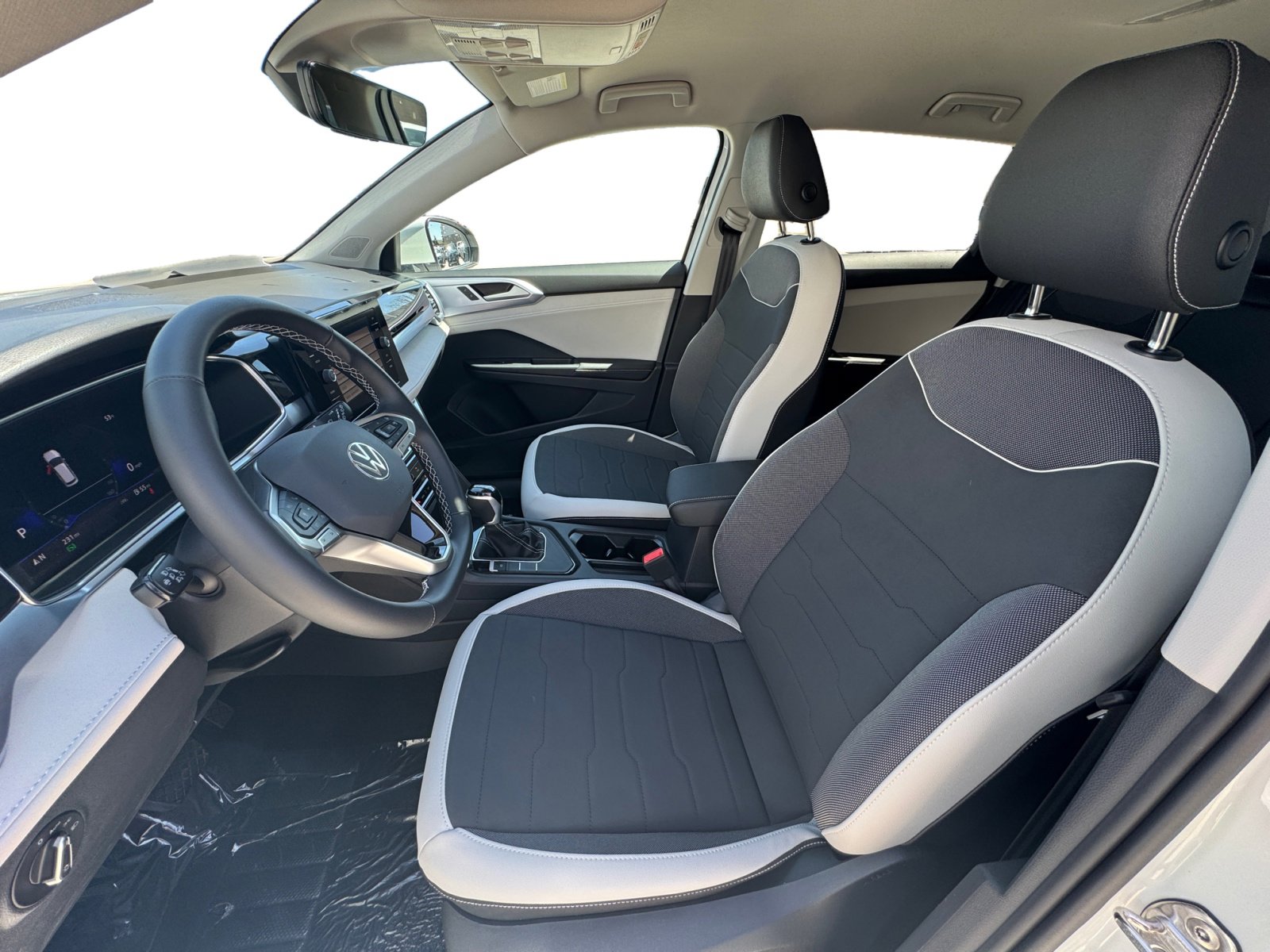 New 2025 Volkswagen Taos SE image 2